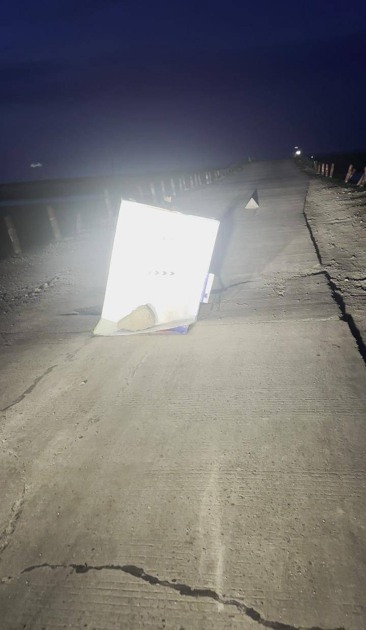 夜晚开车遇大坑，内蒙古一对夫妻往返20余公里布置“警示牌”