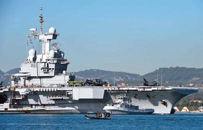 停靠琉球遭拒，苏35飞过甲板，中俄日皆不留情，法国航母自讨烦恼