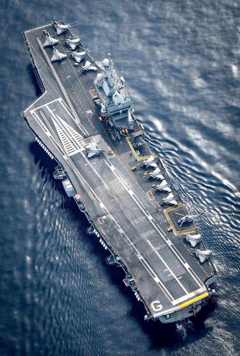 停靠琉球遭拒，苏35飞过甲板，中俄日皆不留情，法国航母自讨烦恼