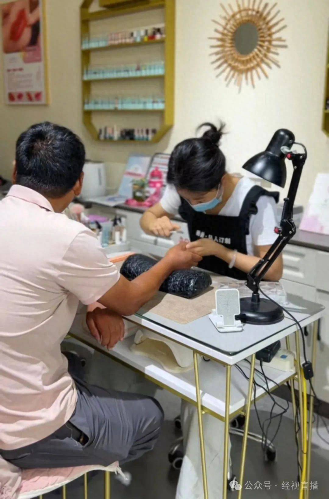 “摘豆角甲片”走红，网友：美甲有了新意义！美甲师：第一次觉得会做美甲这么好