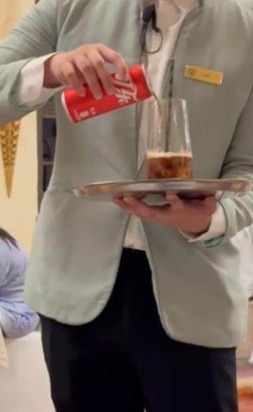 上海和平饭店罐装可乐一杯卖50元，市监部门回应：属市场调节价