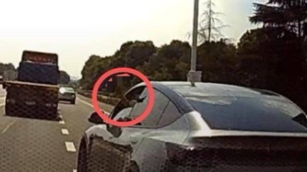 “路怒”特斯拉高速路上多次别车还竖中指挑衅 交警：已构成寻衅滋事，拘！｜封面头条