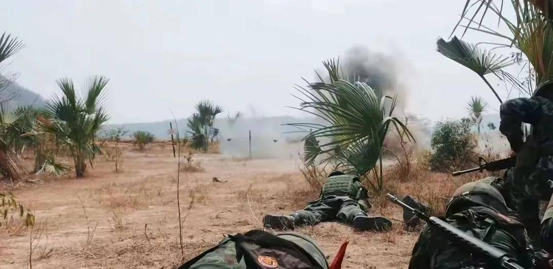 战火逼近中国边境！两支中式武器军队激战：制导炸弹精准打击师级指挥部