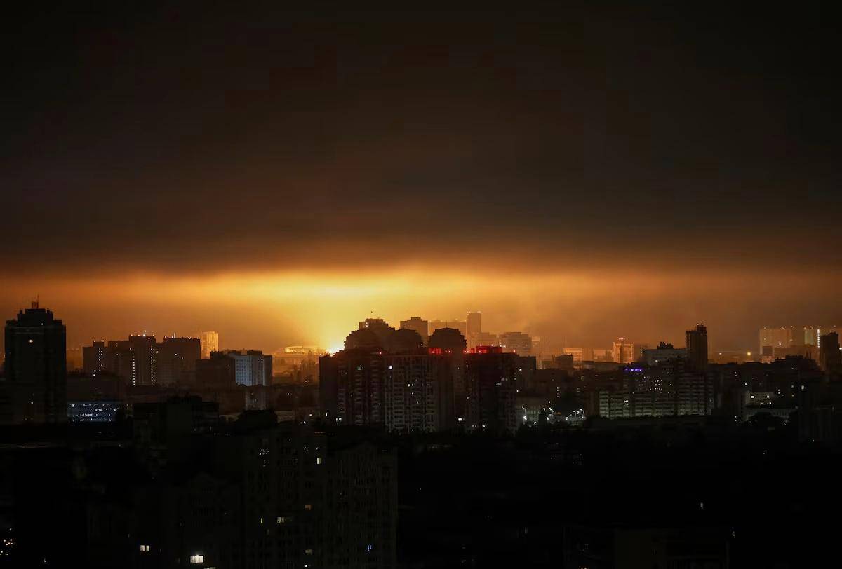 这一夜又创造历史，乌克兰被炸出“小太阳”：俄军苏-35终于开炸