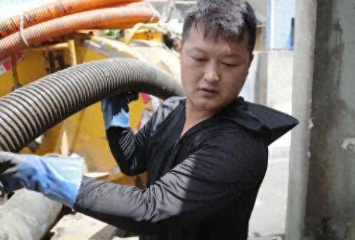 河声丨上班开粪车下班开奔驰？职业尊严不应由财富标定