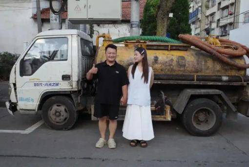 河声丨上班开粪车下班开奔驰？职业尊严不应由财富标定