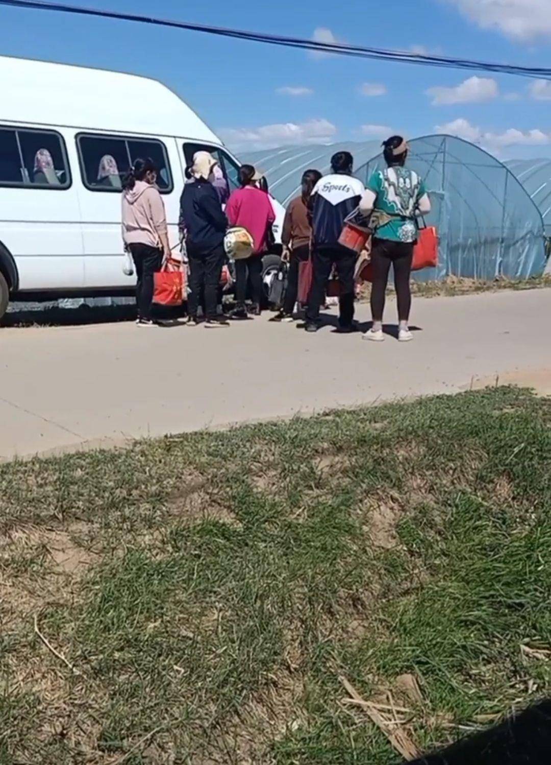 大同失联客车女司机亲属发声：她40多岁有一儿一女，村民凌晨四点会坐她的车去干活