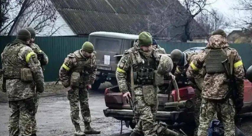 “泽连斯基下台”突响！一夜之间，乌克兰爆发颜色革命，民众揭竿而起，幕后黑手究竟是谁？