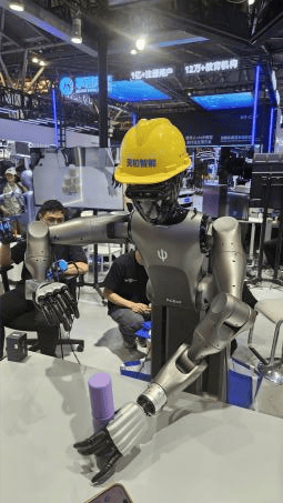 人形机器人竞技WAIC:跳街舞、康复训练、打麻将,商业化前景如何?