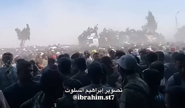 美国卫星公司发布图像：加沙人民围住援助卡车，他们的痛苦与绝望从太空都能看到