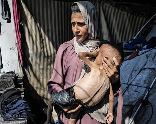 美国卫星公司发布图像：加沙人民围住援助卡车，他们的痛苦与绝望从太空都能看到