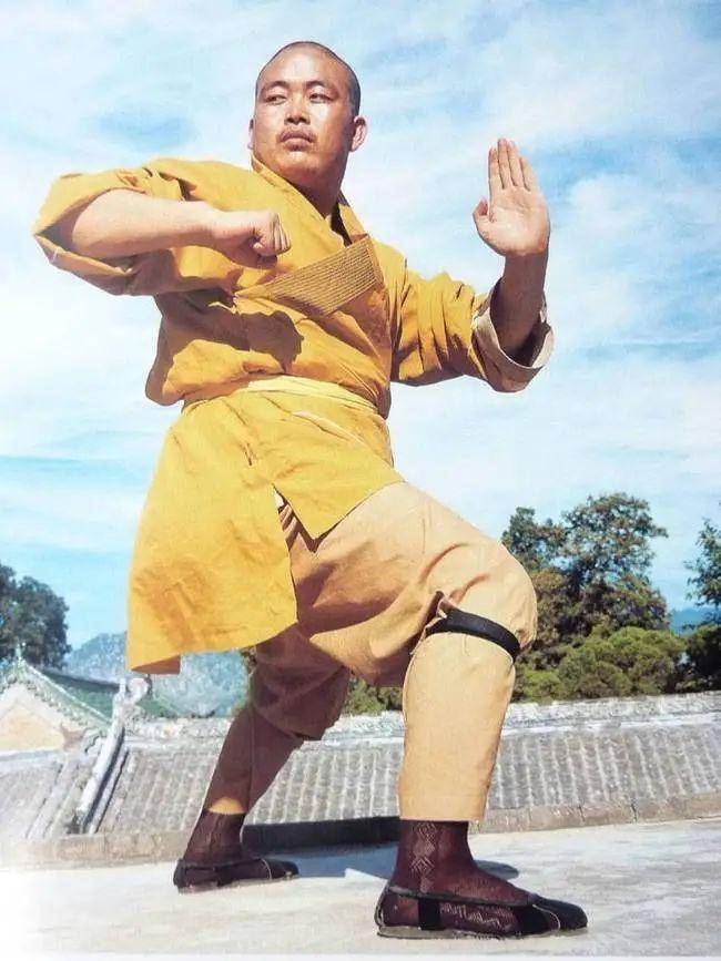 制度缺失还是个人能力,穷小子如何堕落成“霸总”永信?