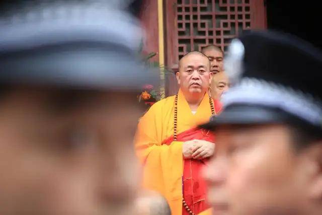 制度缺失还是个人能力,穷小子如何堕落成“霸总”永信?