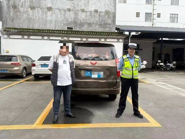 男子驾驶“鸡枞战车”满街跑，交警紧急叫停！