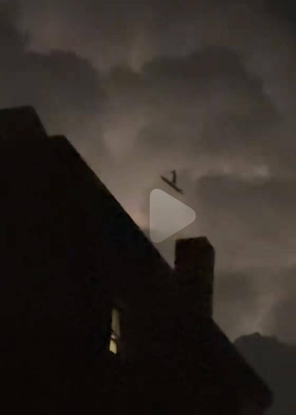 明月夜北京网友拍到“黑影御剑飞行穿越雷暴”？云闪的奇妙你不懂，专家帮你懂