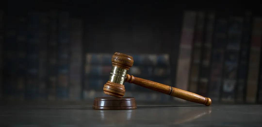 邻居发现对门无人居住，私占空房使用3年，被判赔3万