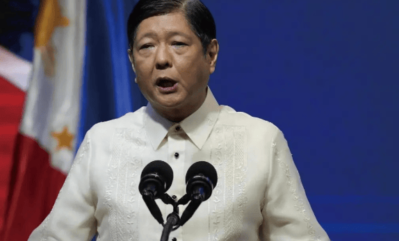 黄岩岛又来事了！菲律宾船硬闯，闹完南海闹台海，谁给了菲律宾疯狂玩火的勇气？