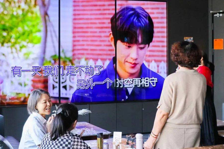 需求突然猛增！上海不少商场挤满老年人，一次只花10块钱，还能免费带2名亲友，有人去了又去