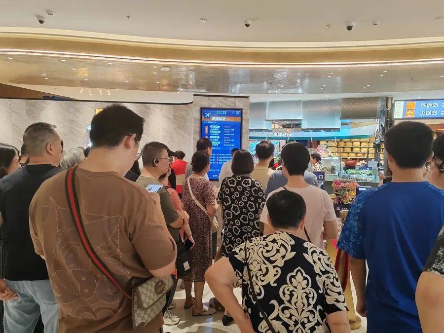 需求突然猛增！上海不少商场挤满老年人，一次只花10块钱，还能免费带2名亲友，有人去了又去