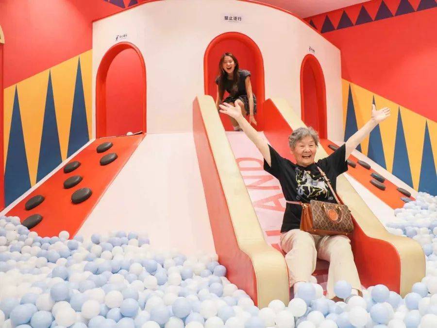 需求突然猛增！上海不少商场挤满老年人，一次只花10块钱，还能免费带2名亲友，有人去了又去