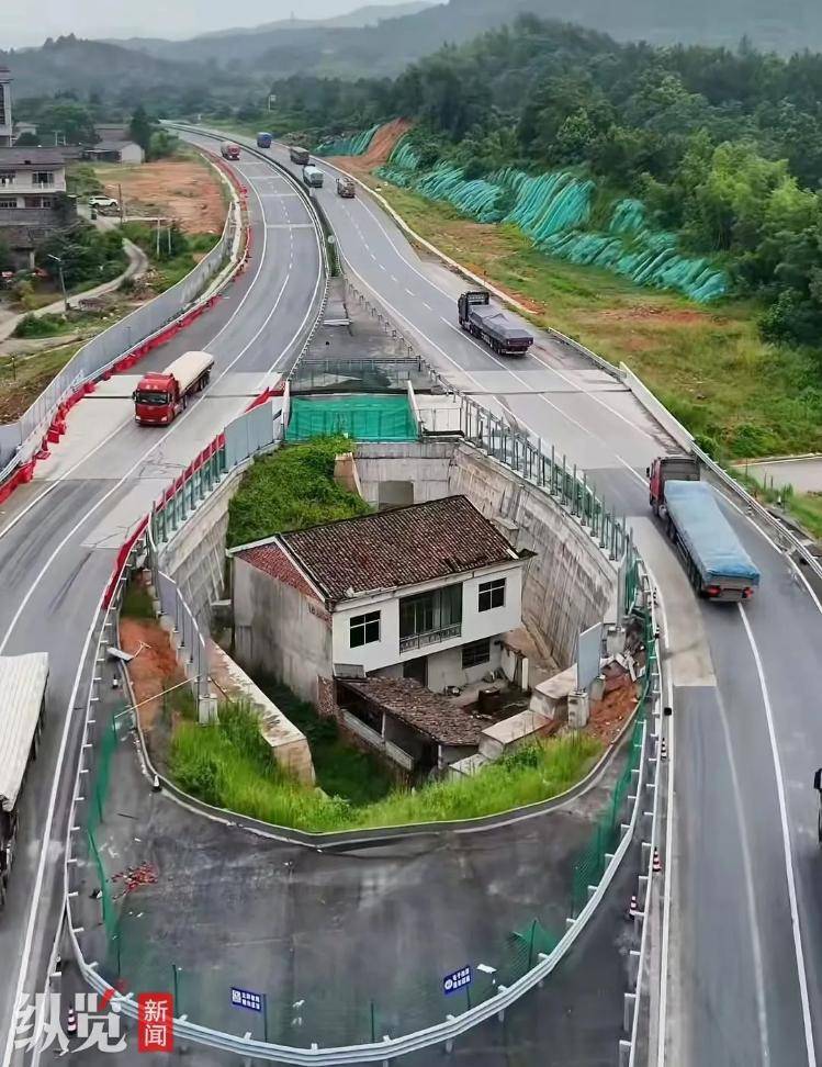 江西“金溪之眼”屋主一家人搬离，曾被称当地“最强钉子户”