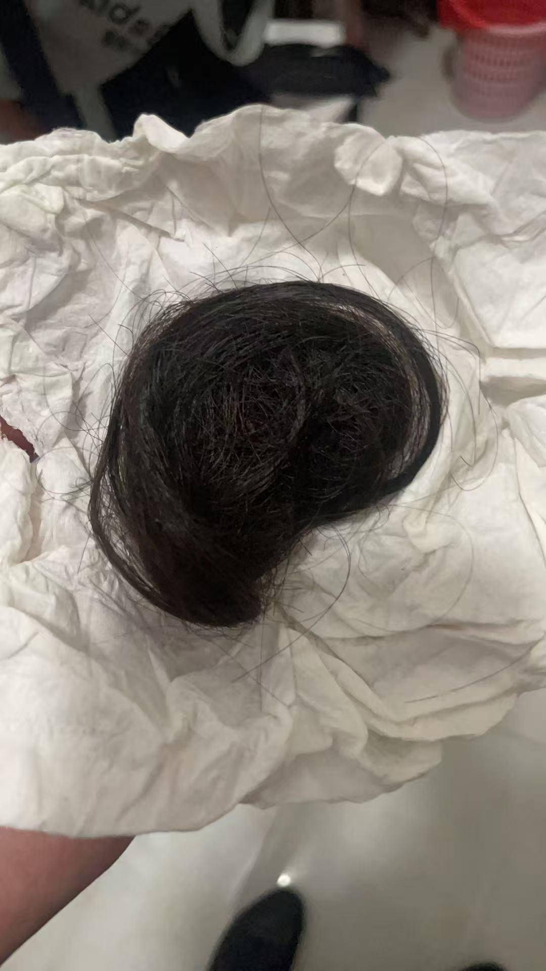 “女子带娃回娘家一家三口被害”案件今日开庭，丈夫：会带着妻子被砍断的头发去听审