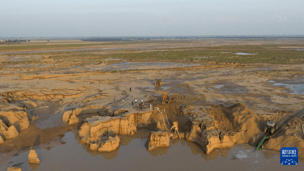 内蒙古一地山洪致10名野营者遇难，2人仍失联，获救19岁女生讲述：总计5个家庭，开了4辆车；当地700余人正地毯式搜救