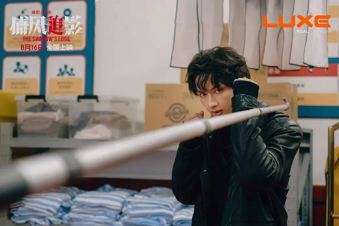 豆瓣开分8.1，创近二十年成龙电影最佳！打掉烂片标签的《捕风追影》爽在哪？