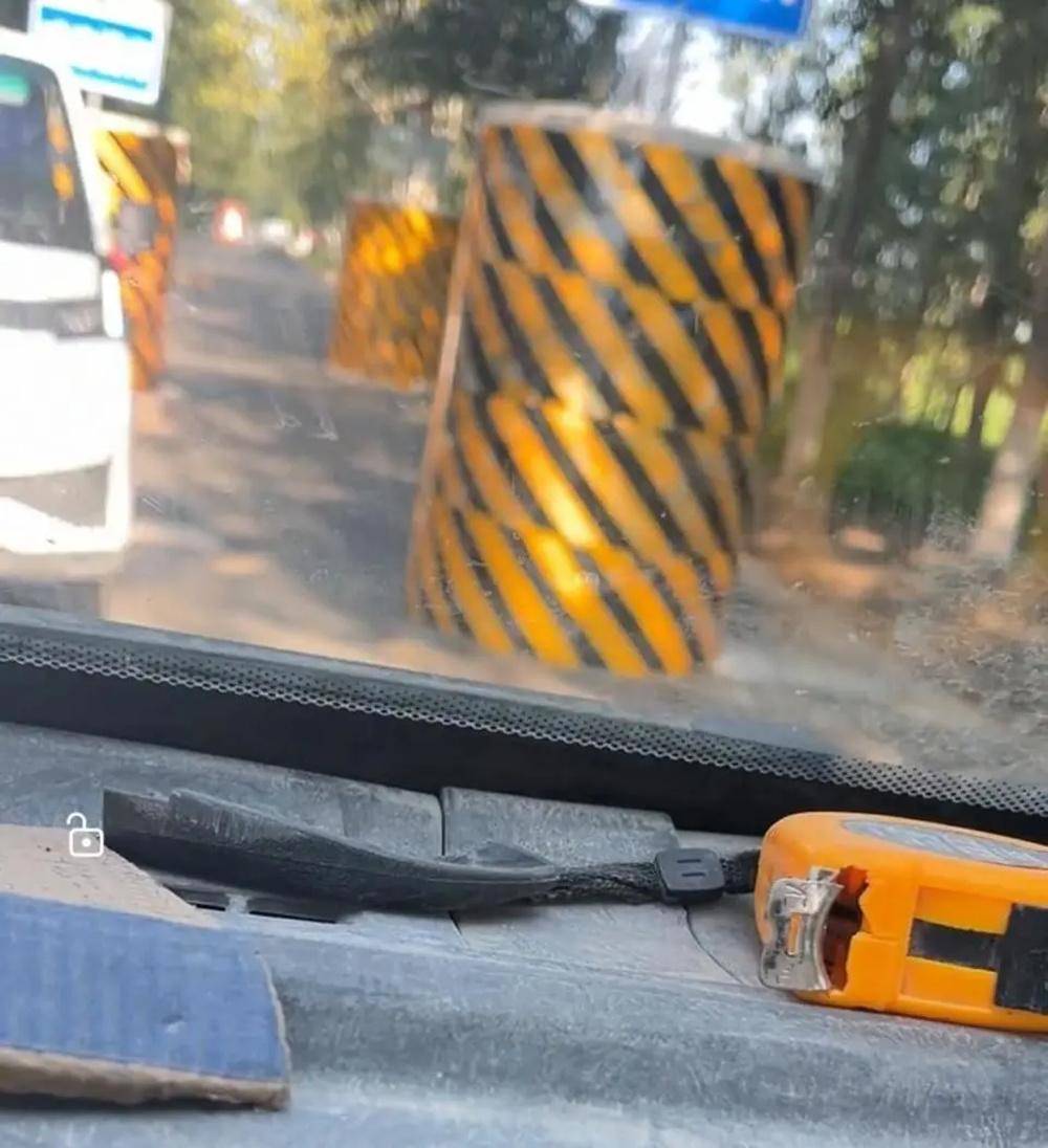 河北一马路设5个大水泥墩，司机经过像穿“梅花桩”，当地回应
