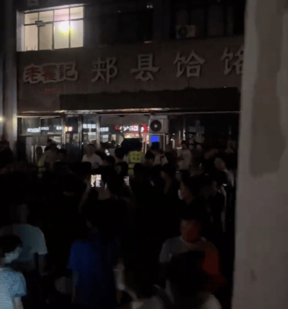 郑州“续面事件”面馆关门，老板引争议后致歉！快评：切忌“过早站队”，更不该“按键伤人”