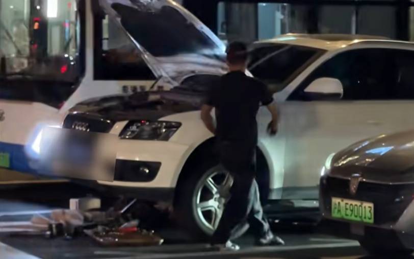 上海警方：王某（男，40岁）、邹某某（男，43岁）被处罚！事发闹市区，这一幕太离谱…