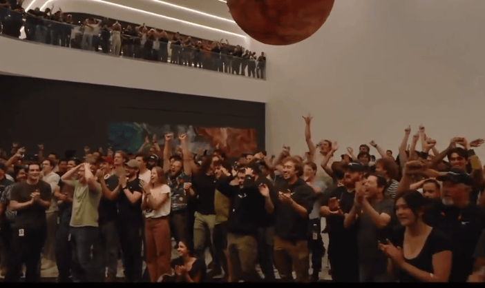 这次没有空中爆炸！1个小时飞越半个地球，马斯克星舰终于成功了，现场欢呼声、鼓掌声响成一片