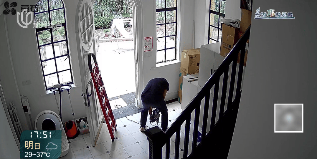 上海这对夫妇住洋房遇到“疯狂邻居”：楼道放大便