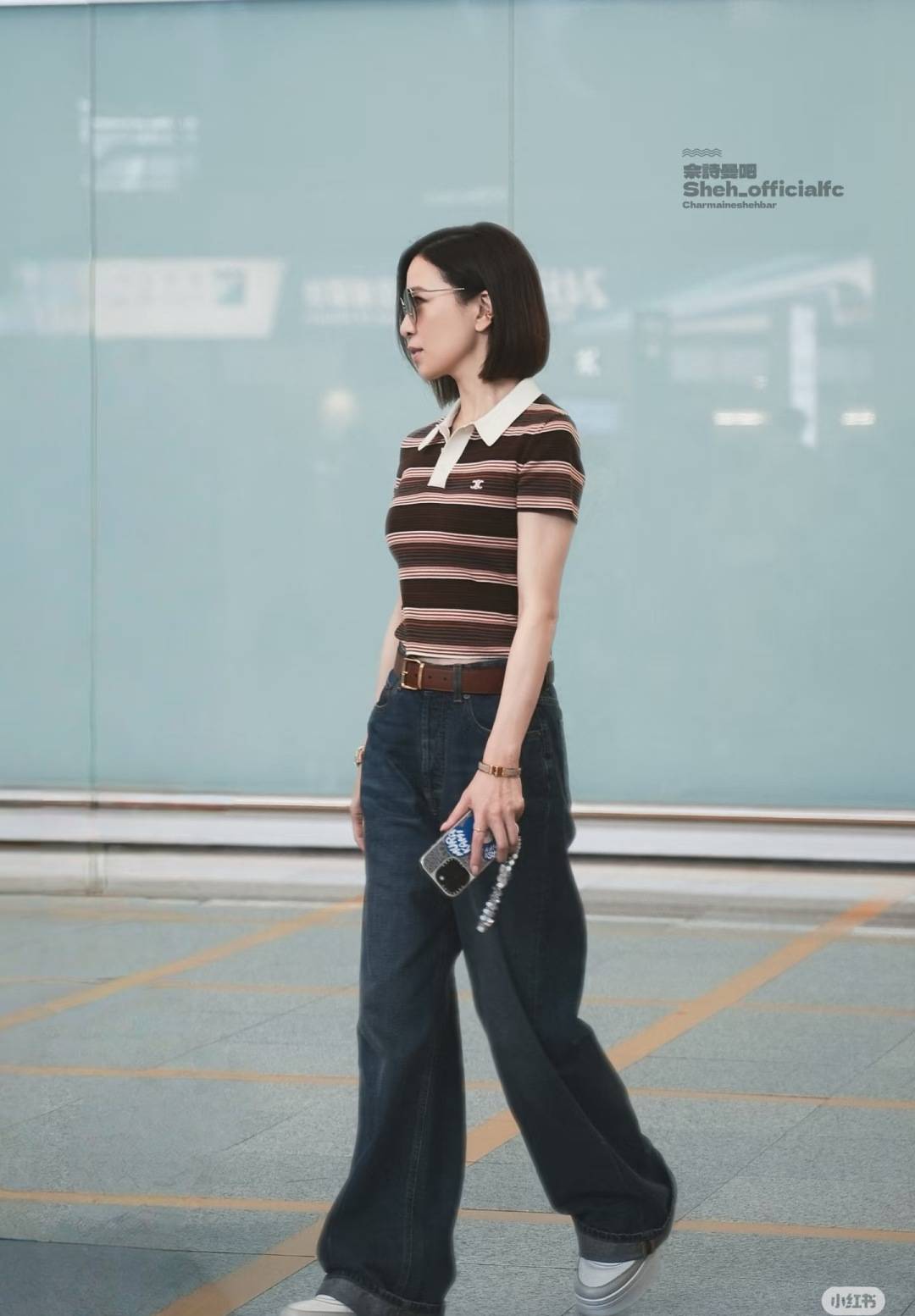 50岁佘诗曼机场街拍秀蛮腰身材绝了！王心凌同样穿法重返18岁