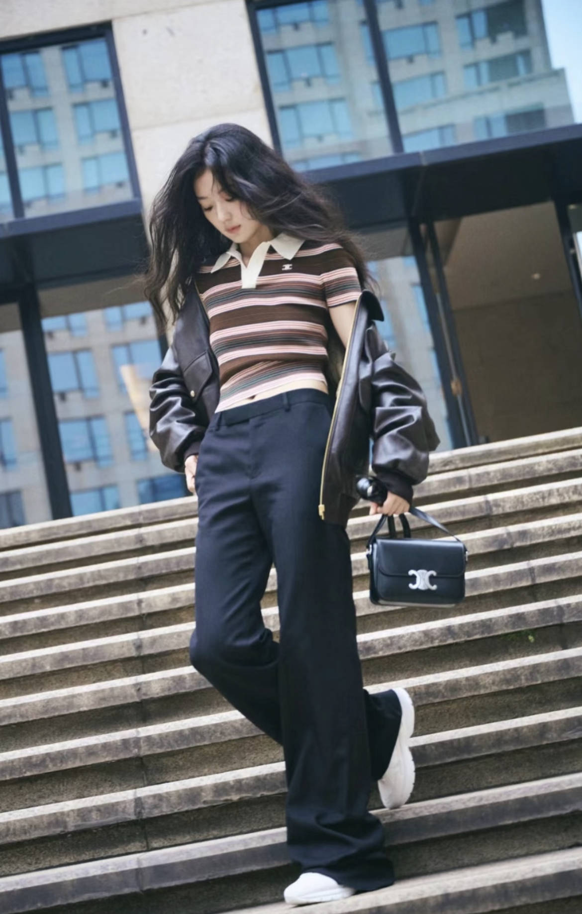 50岁佘诗曼机场街拍秀蛮腰身材绝了！王心凌同样穿法重返18岁