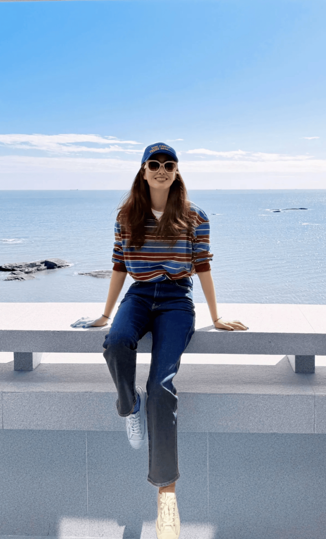 50岁佘诗曼机场街拍秀蛮腰身材绝了！王心凌同样穿法重返18岁