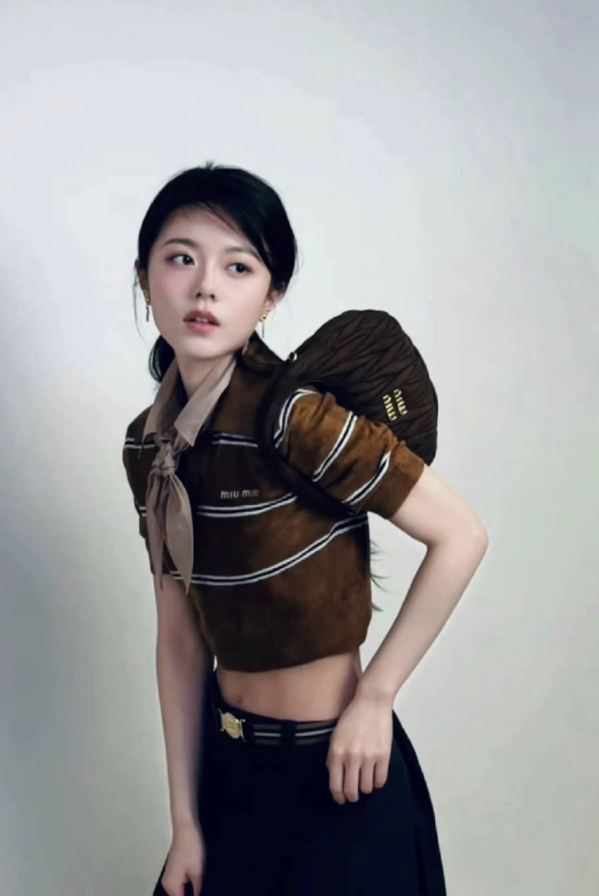 50岁佘诗曼机场街拍秀蛮腰身材绝了！王心凌同样穿法重返18岁