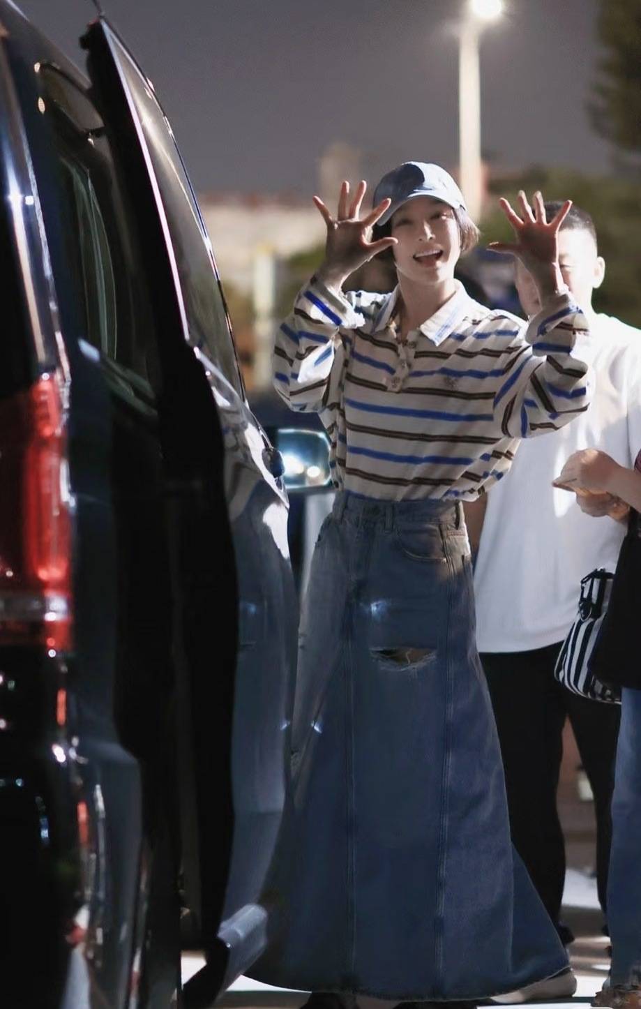 50岁佘诗曼机场街拍秀蛮腰身材绝了！王心凌同样穿法重返18岁