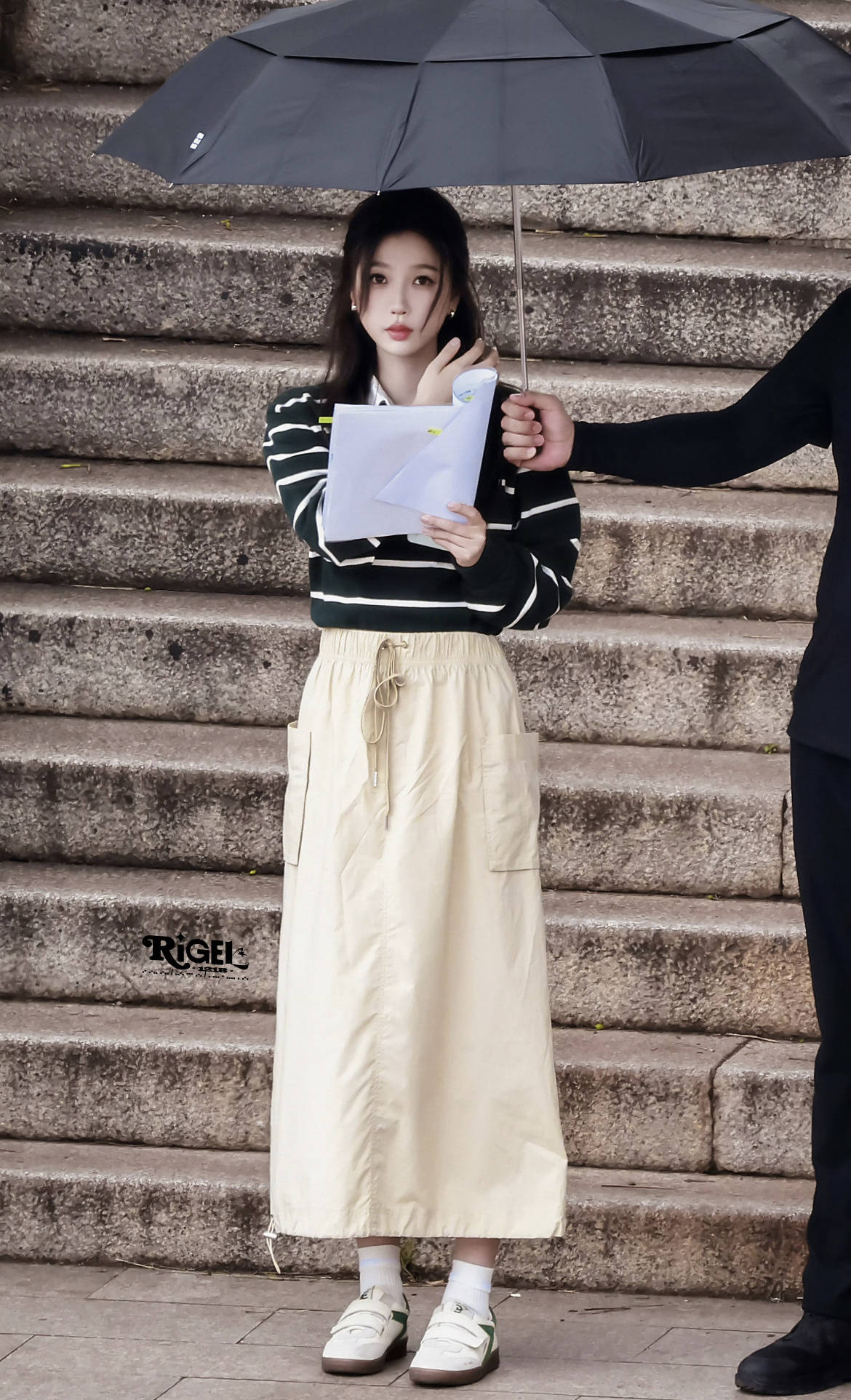 50岁佘诗曼机场街拍秀蛮腰身材绝了！王心凌同样穿法重返18岁