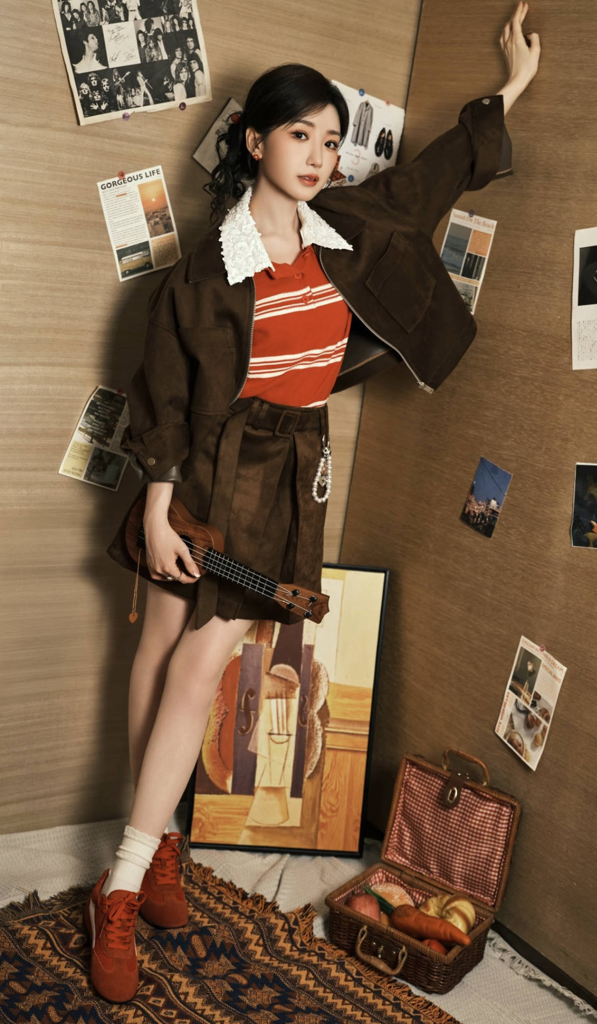 50岁佘诗曼机场街拍秀蛮腰身材绝了！王心凌同样穿法重返18岁