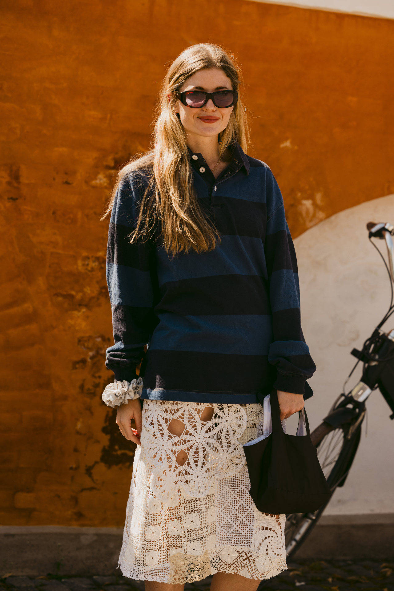 50岁佘诗曼机场街拍秀蛮腰身材绝了！王心凌同样穿法重返18岁