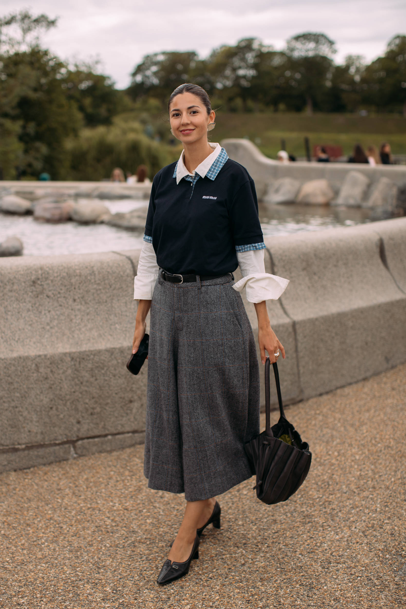 50岁佘诗曼机场街拍秀蛮腰身材绝了！王心凌同样穿法重返18岁