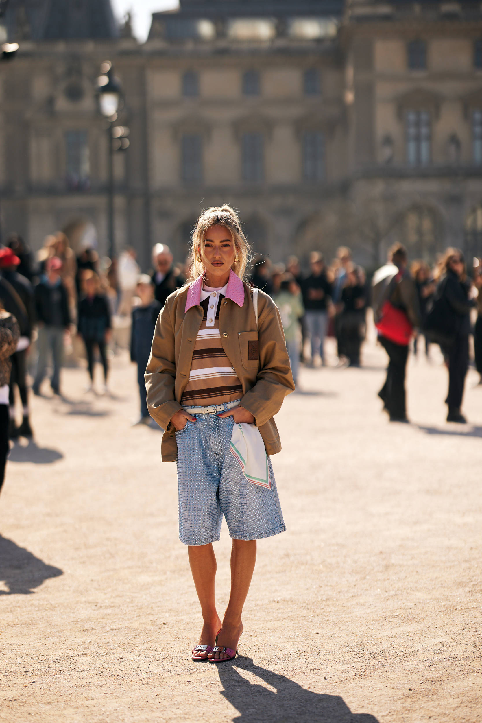 50岁佘诗曼机场街拍秀蛮腰身材绝了！王心凌同样穿法重返18岁