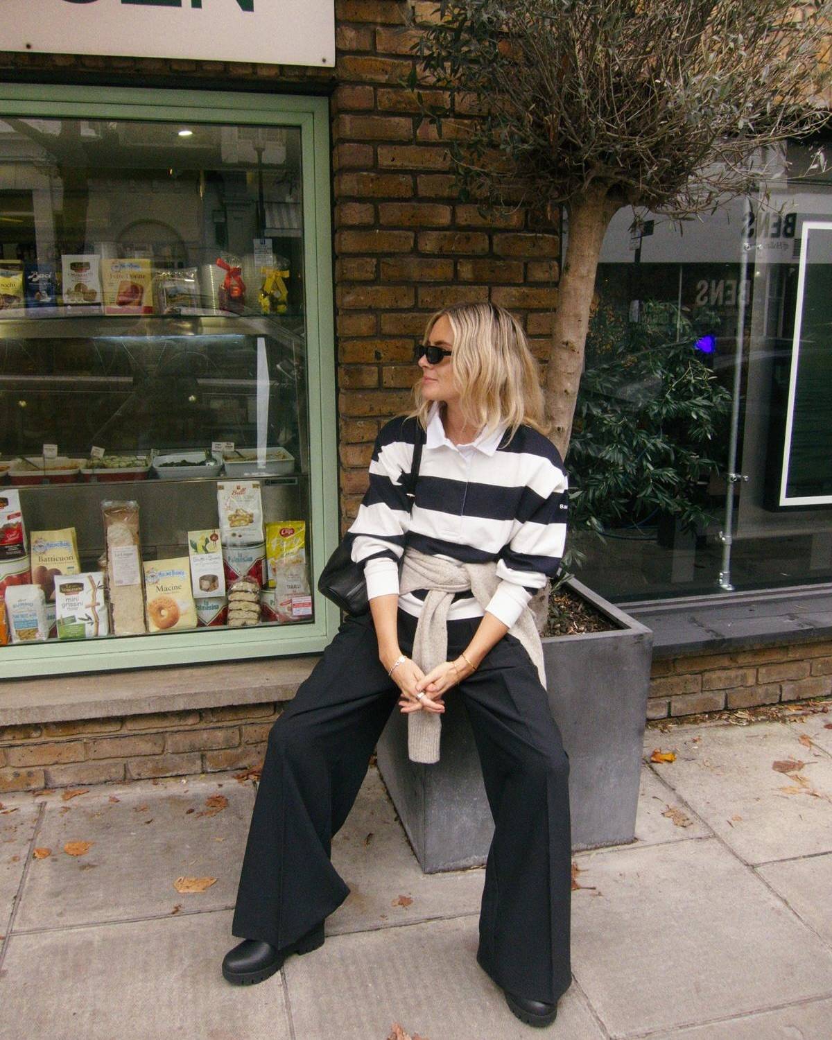 50岁佘诗曼机场街拍秀蛮腰身材绝了！王心凌同样穿法重返18岁