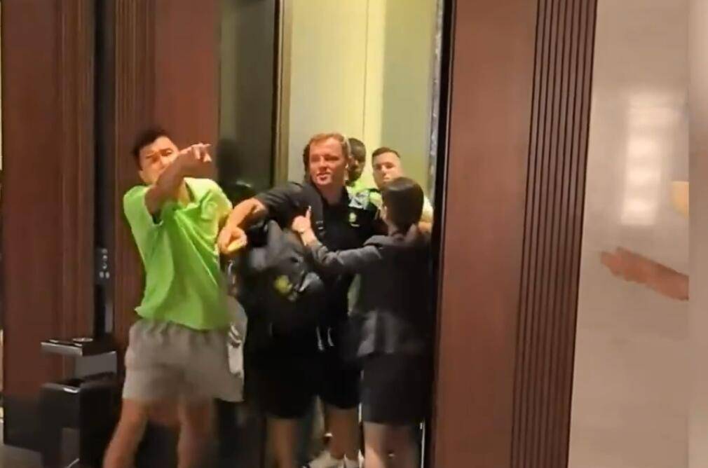 回放王刚张玉宁与国安球迷冲突 冲出电梯愤怒对喷(图)