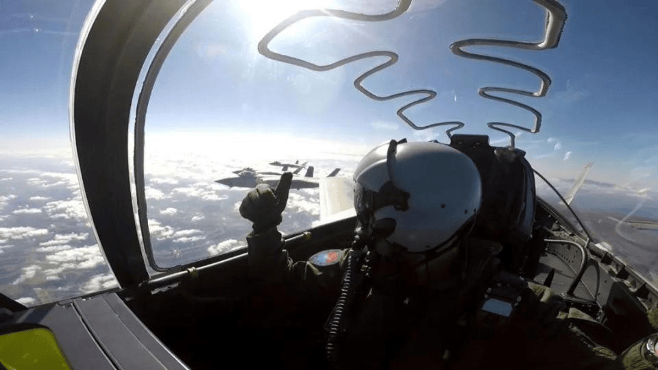 中航重磅官宣：歼-20S性能升级，飞行距离再破纪录，国防实力再创新高！