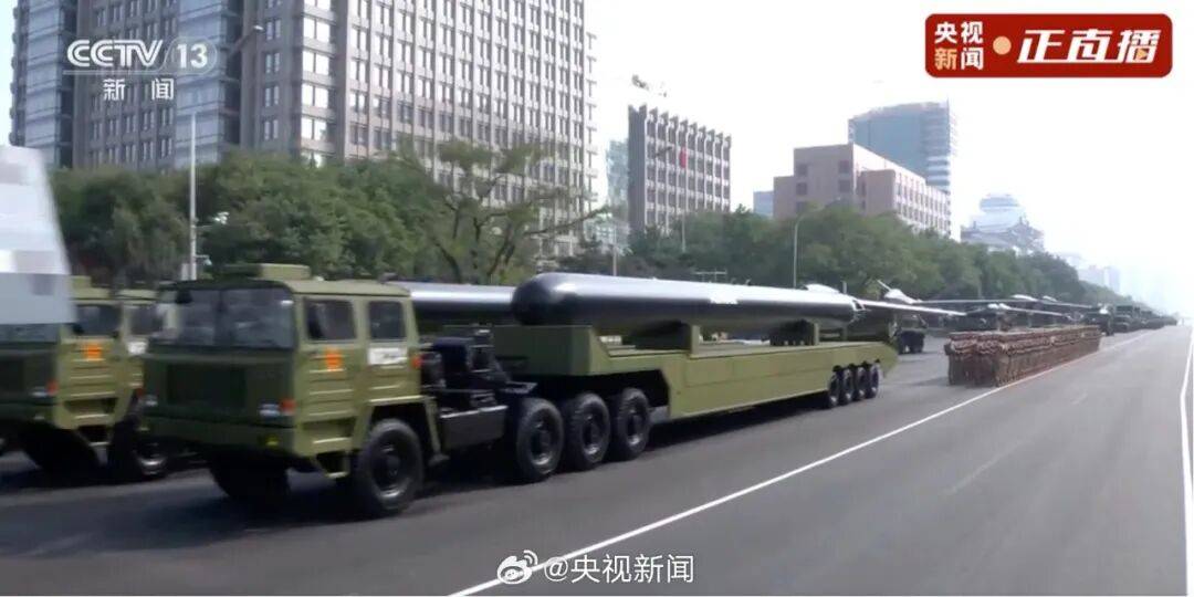 歼20S、DF61导弹，震撼亮相！三支兵种首次亮相天安门广场，空中梯队战机起飞