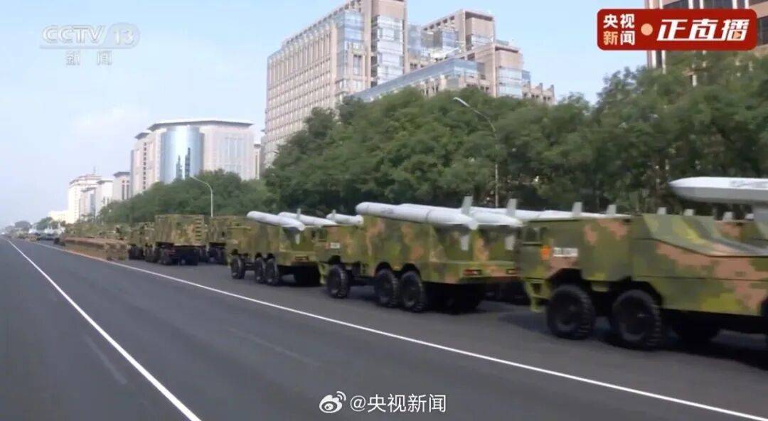 歼20S、DF61导弹，震撼亮相！三支兵种首次亮相天安门广场，空中梯队战机起飞