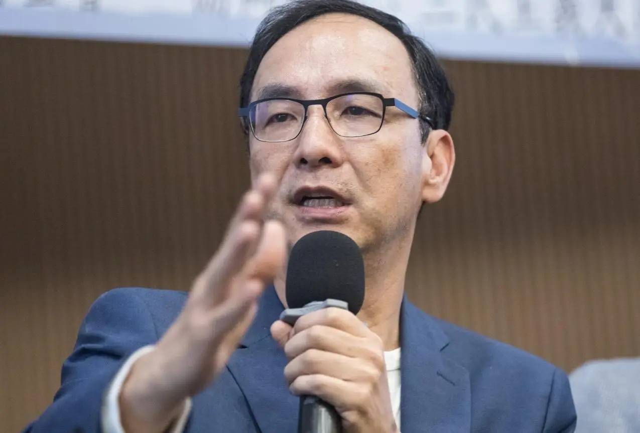 洪秀柱亮相北京，特殊站位有说法，不惧台当局威胁，民进党气急败坏！