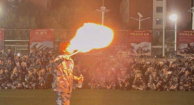 兰州大学军训期间大一女生表演川剧吐火,校方:学生来自东北,因个人爱好自学